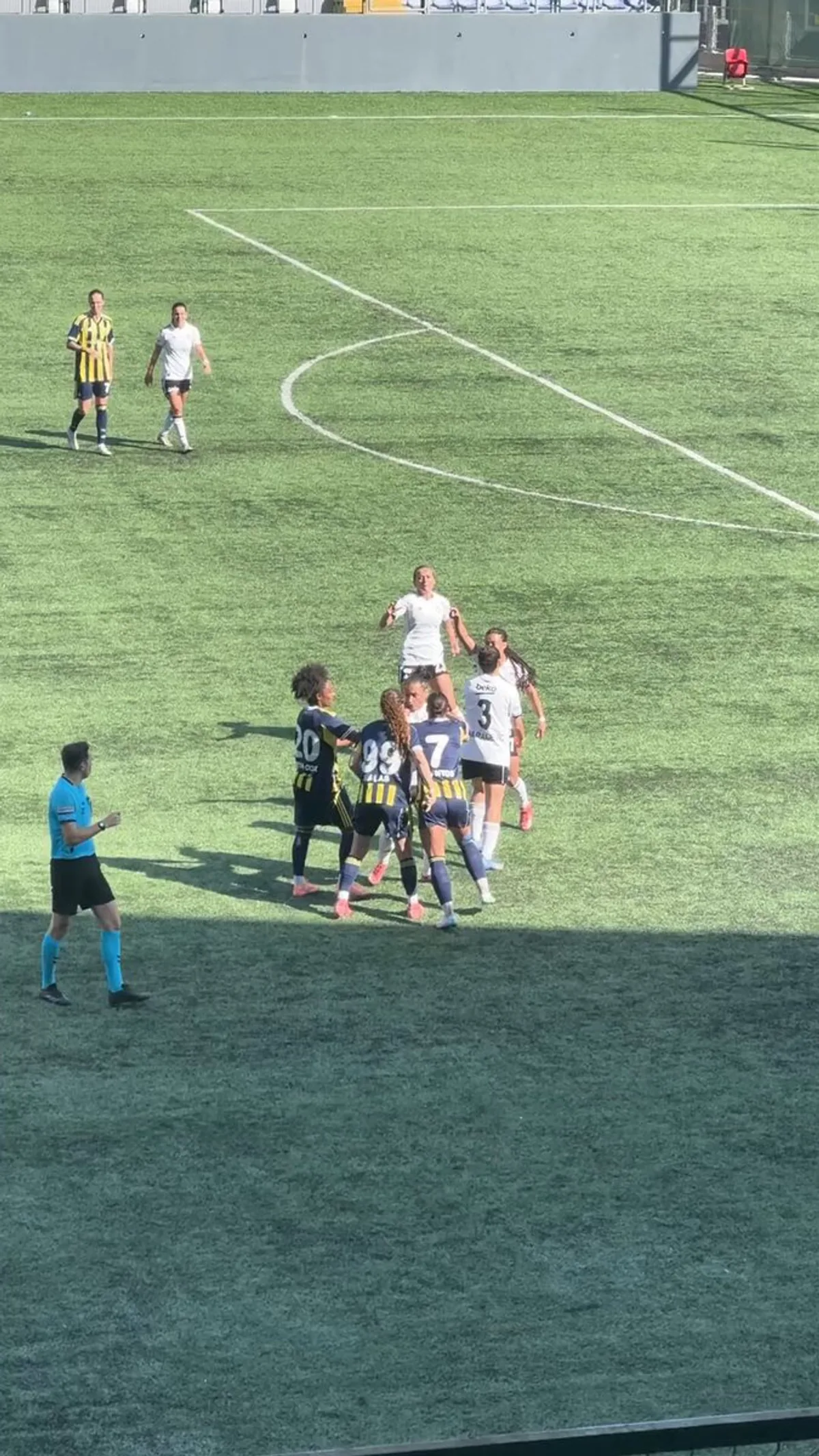 Beşiktaş - Fenerbahçe Kadın Futbol Derbisinde Gergin Anlar Beşiktaş - Fenerbahçe Kadın Futbol Derbisinde Gergin Anlar