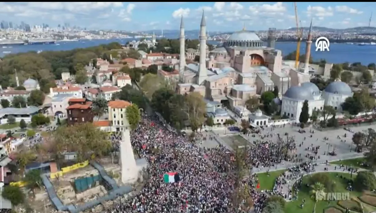 İstanbul'da Ayasofya'dan Eminönü'ne Filistin'e Destek Yürüyüşü İstanbul'da Ayasofya'dan Eminönü'ne Filistin'e Destek Yürüyüşü