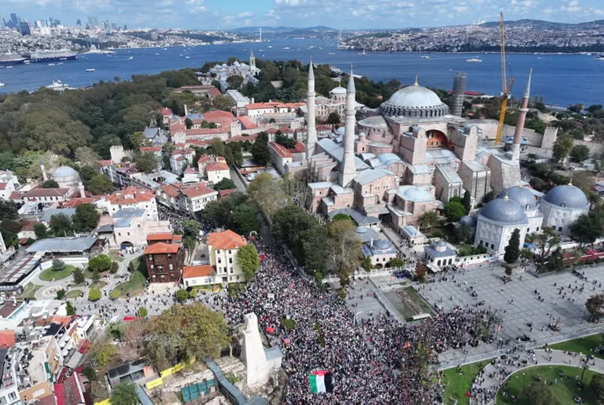 İstanbul'da Gazze'ye Destek İçin Düzenlenen Yürüyüşe Katılım Beklenen Düzeyde Olmadı İstanbul'da Gazze'ye Destek İçin Düzenlenen Yürüyüşe Katılım Beklenen Düzeyde Olmadı