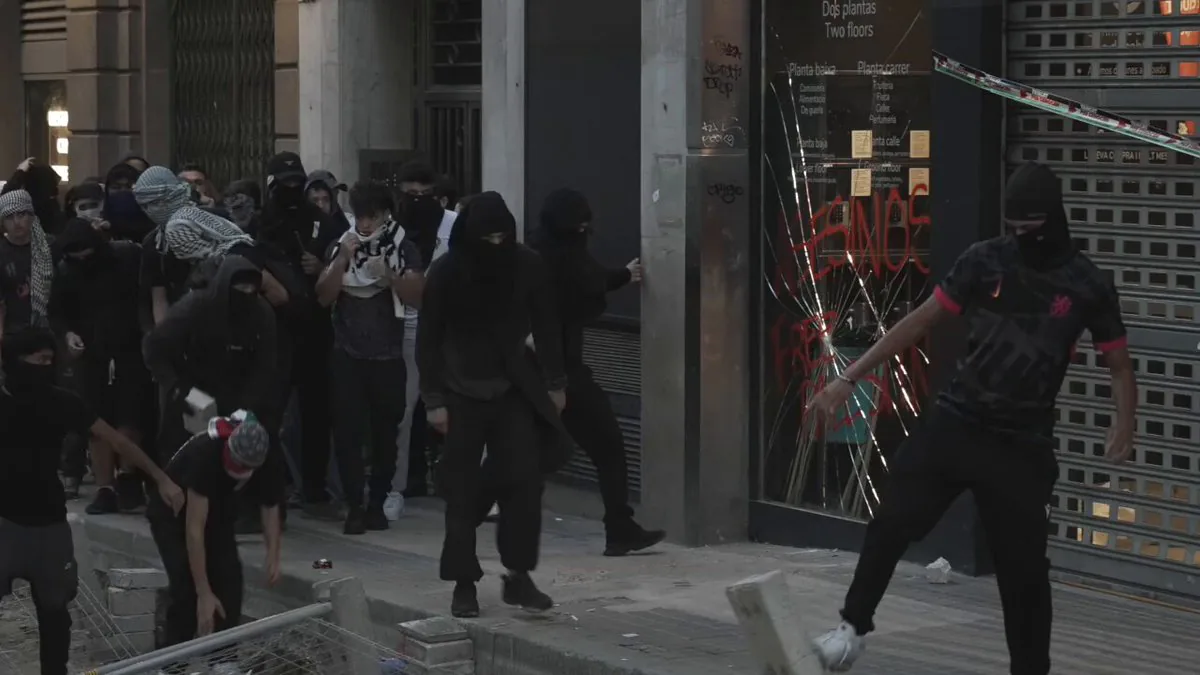 Barcelona'da Filistin Yanlısı Göstericiler Carrefour Mağazasını Protesto Etti Barcelona'da Filistin Yanlısı Göstericiler Carrefour Mağazasını Protesto Etti