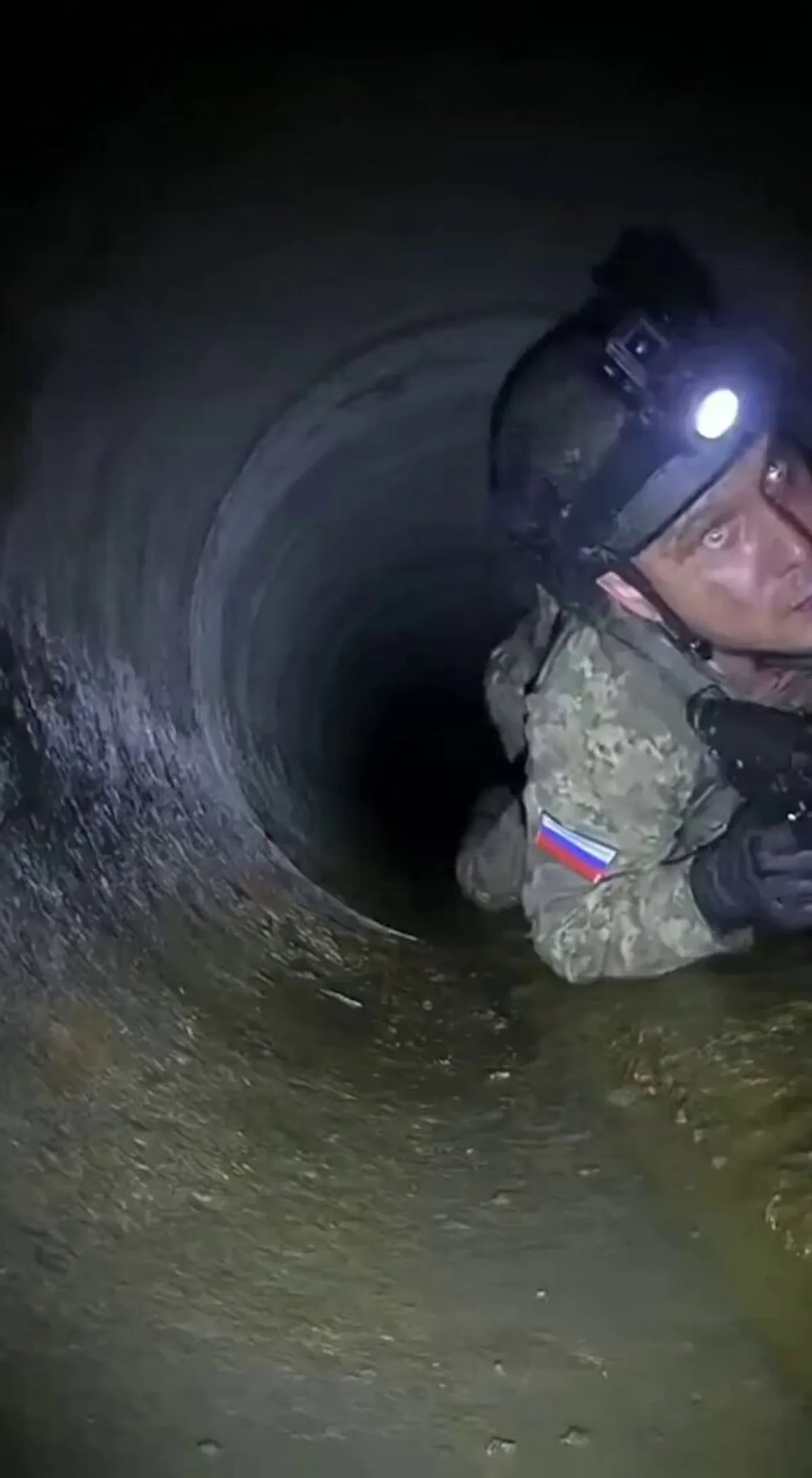 Rus Askerinin Tüneldeki Domuz Saldırısı Kameralara Yansıdı Rus Askerinin Tüneldeki Domuz Saldırısı Kameralara Yansıdı