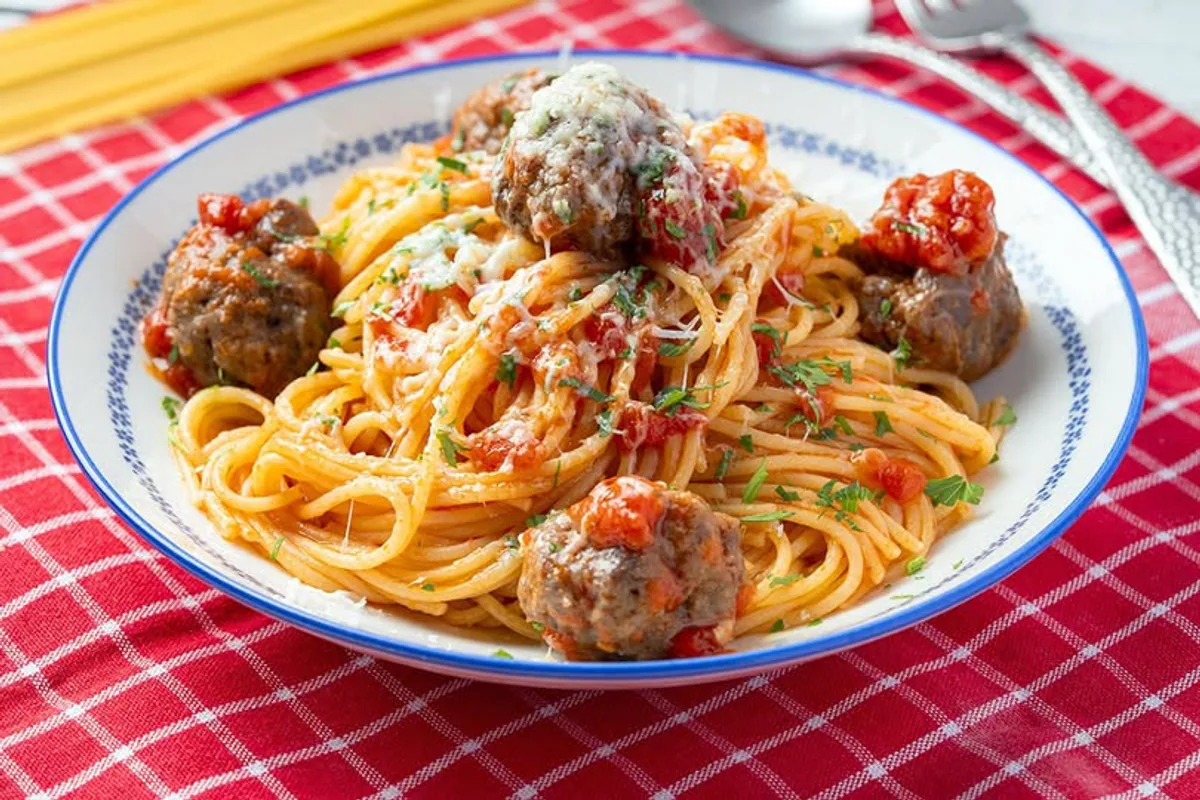 Köfteli Domatesli Spagetti Tarifi: Pratik ve Lezzetli Bir Akşam Yemeği Köfteli Domatesli Spagetti Tarifi: Pratik ve Lezzetli Bir Akşam Yemeği