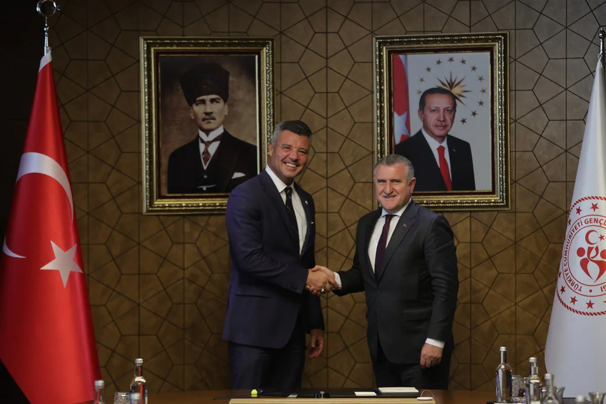 Fenerbahçe Yönetimi, Gençlik ve Spor Bakanı Osman Aşkın Bak'ı Ziyaret Etti Fenerbahçe Yönetimi, Gençlik ve Spor Bakanı Osman Aşkın Bak'ı Ziyaret Etti