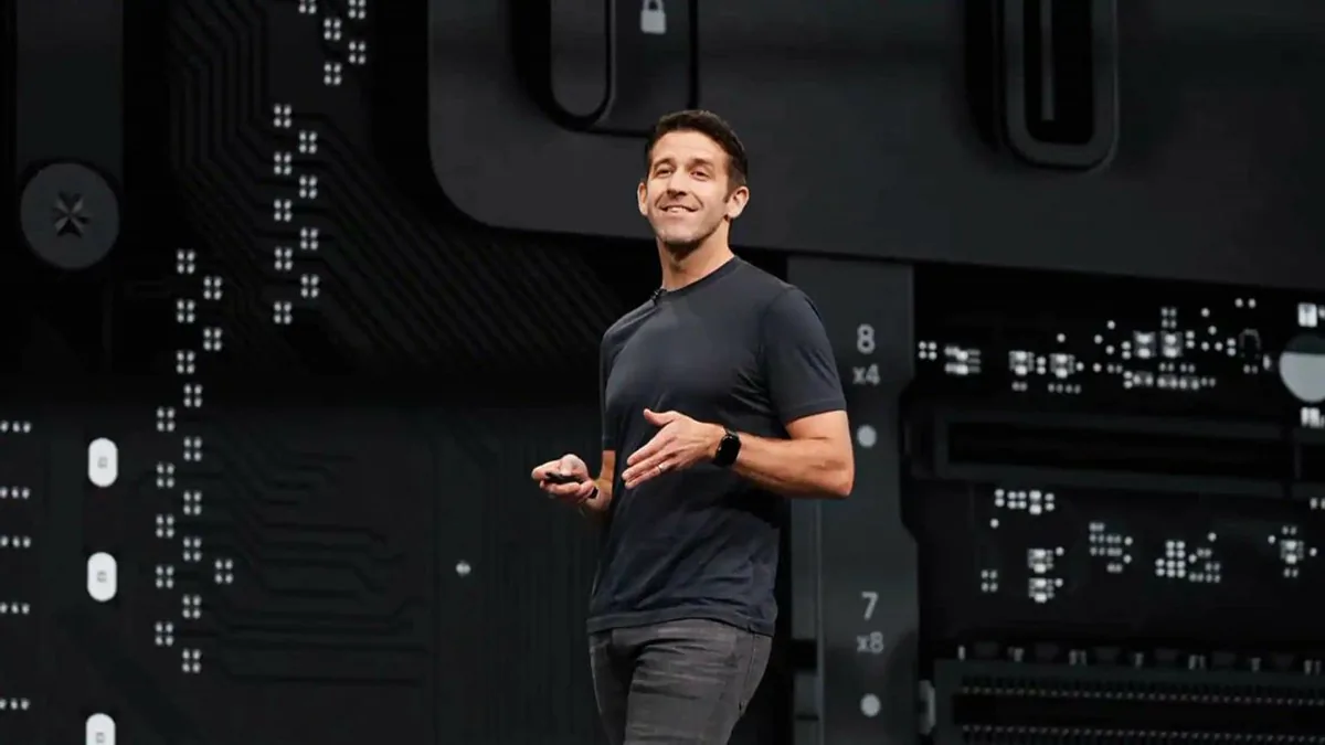 Tim Cook Sonrası Apple'ın Yeni CEO'su İçin İlk İsim Belli Oldu Tim Cook Sonrası Apple'ın Yeni CEO'su İçin İlk İsim Belli Oldu