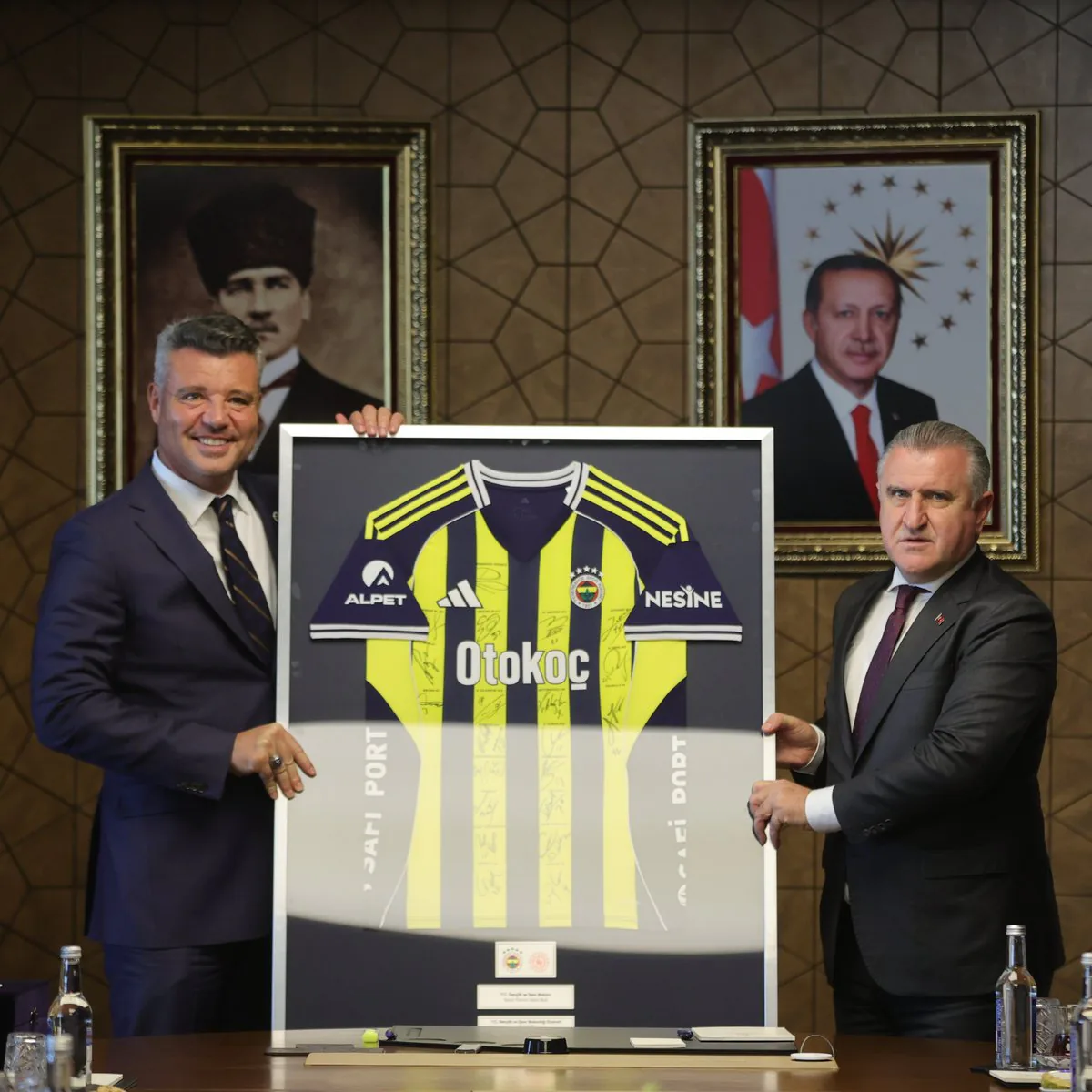 Fenerbahçe Kulübü Başkanı Saran, Gençlik ve Spor Bakanı Bak'ı Ziyaret Etti Fenerbahçe Kulübü Başkanı Saran, Gençlik ve Spor Bakanı Bak'ı Ziyaret Etti