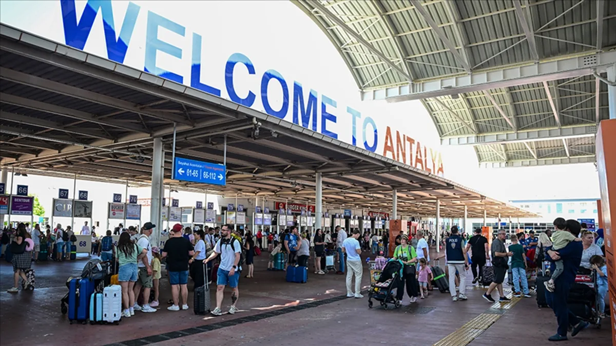 Antalya'da Turizmde Rekor: 9 Ayda 14 Milyon Ziyaretçi Antalya'da Turizmde Rekor: 9 Ayda 14 Milyon Ziyaretçi