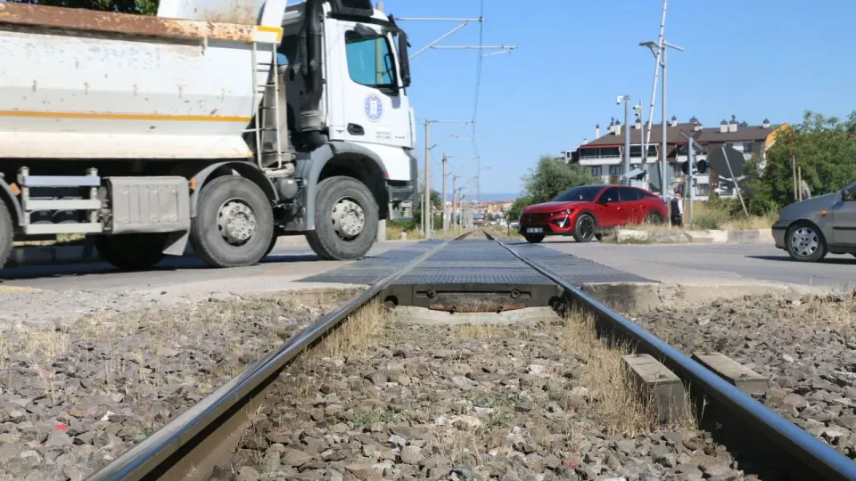 Kütahya Ahmet Derin Caddesi Hemzemin Geçidi Trafiğe Kapatılıyor görseli