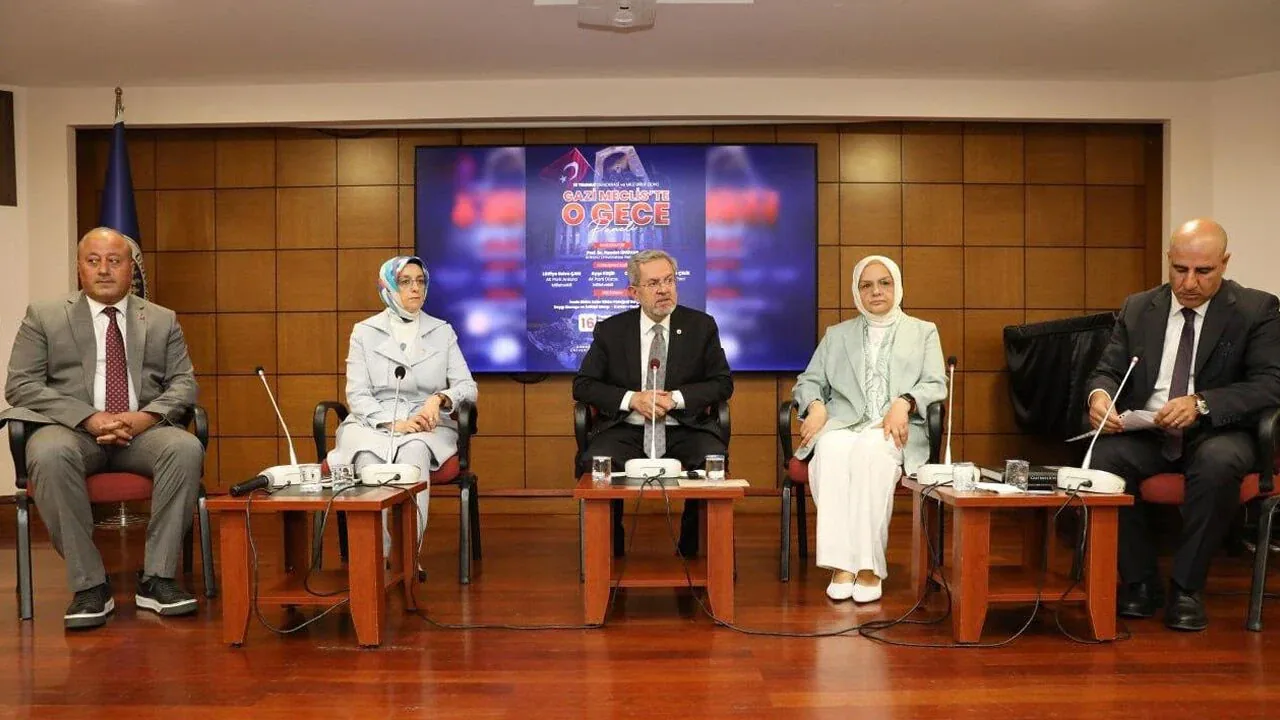 Ankara Üniversitesi'nde 15 Temmuz'un tanıkları Gazi Meclis'i anlattı Ankara Üniversitesi'nde 15 Temmuz'un tanıkları Gazi Meclis'i anlattı
