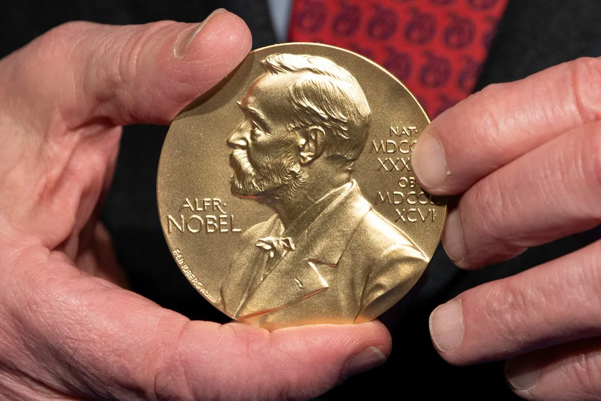 2025 Nobel Tıp Ödülü Bağışıklık Sisteminin Sırlarını Çözen Üç Bilim İnsanına Verildi 2025 Nobel Tıp Ödülü Bağışıklık Sisteminin Sırlarını Çözen Üç Bilim İnsanına Verildi