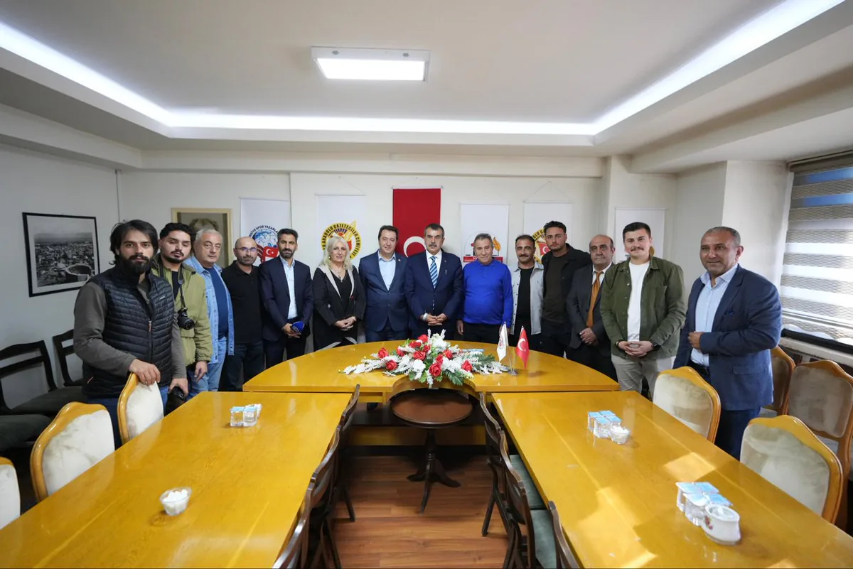 Milli Eğitim Bakanı Yusuf Tekin, Erzurum'da Gazeteciler Cemiyetini Ziyaret Etti Milli Eğitim Bakanı Yusuf Tekin, Erzurum'da Gazeteciler Cemiyetini Ziyaret Etti