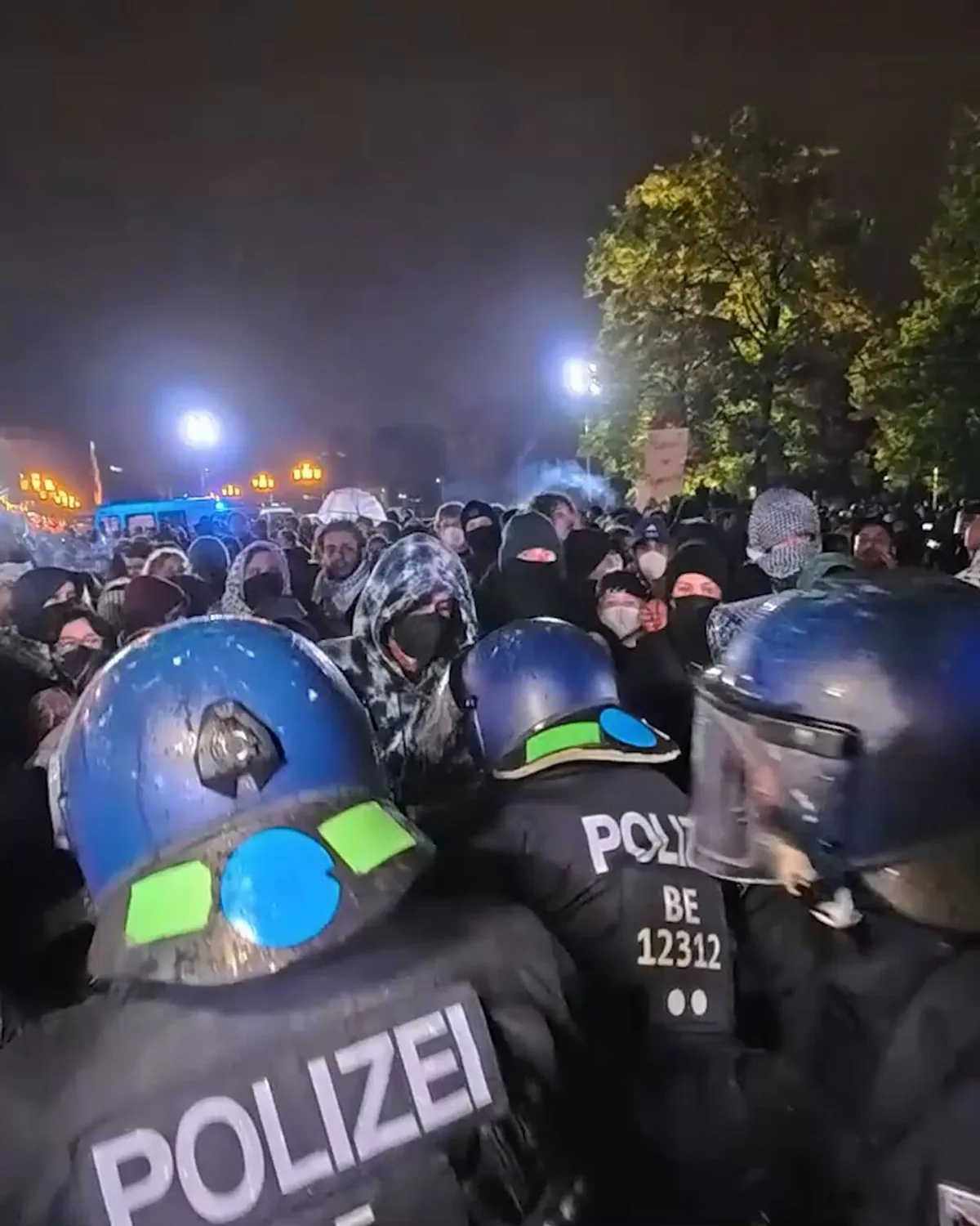 Berlin'de Filistin'e Destek Gösterisine Polis Sert Müdahale Etti Berlin'de Filistin'e Destek Gösterisine Polis Sert Müdahale Etti