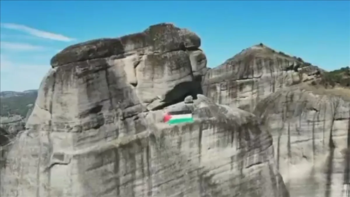 Yunanistan'ın Meteora Kayalıklarına Filistin Bayrağı Asıldı Yunanistan'ın Meteora Kayalıklarına Filistin Bayrağı Asıldı