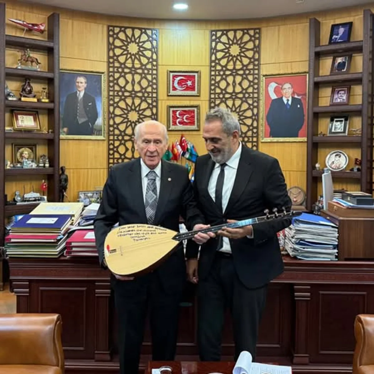 Yavuz Bingöl, MHP Lideri Devlet Bahçeli'ye Bağlama Hediye Etti Yavuz Bingöl, MHP Lideri Devlet Bahçeli'ye Bağlama Hediye Etti