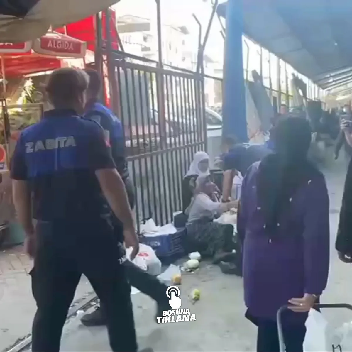 Turgutlu'da Zabıta Ekiplerinden Seyyar Satıcıya El Koyma Operasyonu Turgutlu'da Zabıta Ekiplerinden Seyyar Satıcıya El Koyma Operasyonu