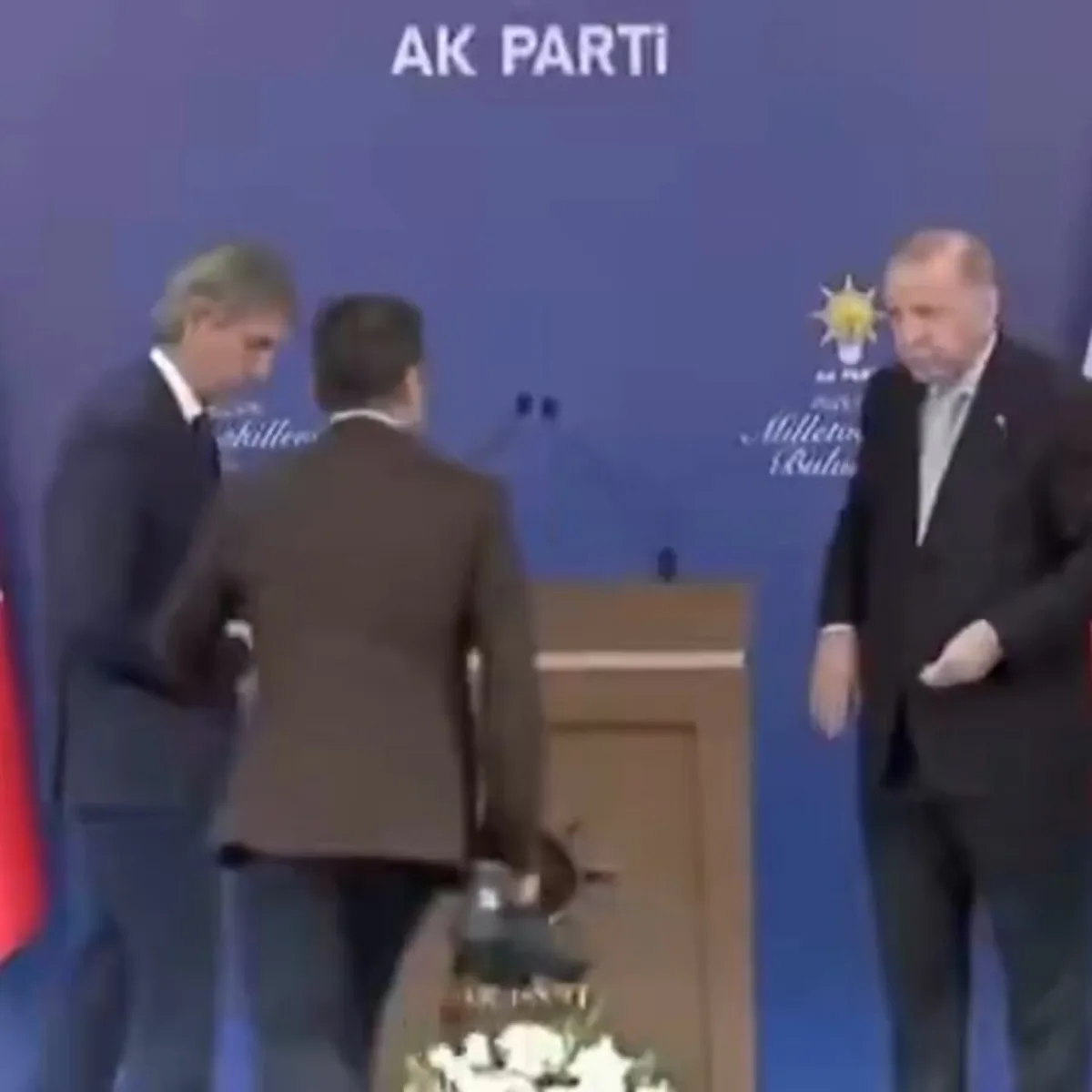 Eski CHP'li Belediye Başkanı Gökhan Budak AK Parti'ye Katıldı Eski CHP'li Belediye Başkanı Gökhan Budak AK Parti'ye Katıldı