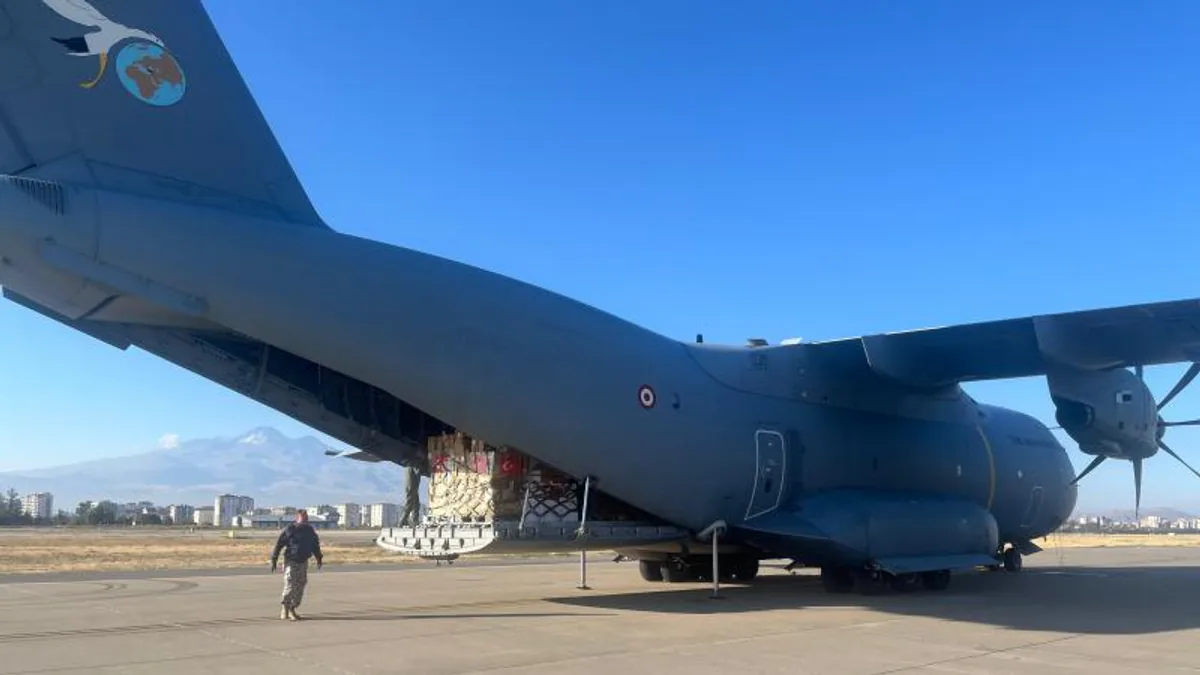 Türkiye'den Gazze'ye 100 Bin Tonun Üzerinde İnsani Yardım Ulaştırıldı Türkiye'den Gazze'ye 100 Bin Tonun Üzerinde İnsani Yardım Ulaştırıldı