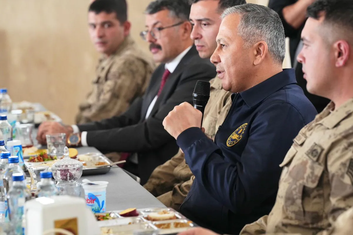 İçişleri Bakanı Yerlikaya, Hakkari'de Sınır Karakolunu Ziyaret Etti İçişleri Bakanı Yerlikaya, Hakkari'de Sınır Karakolunu Ziyaret Etti