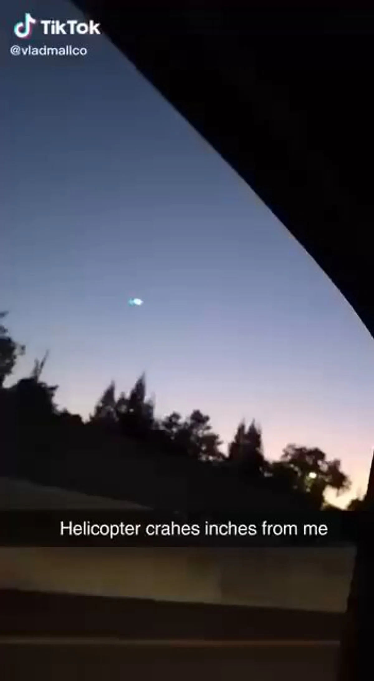 Kaliforniya'da Helikopter Kazası: Araç Sürücüsünün Yanına Düştü, 3 Yaralı Kaliforniya'da Helikopter Kazası: Araç Sürücüsünün Yanına Düştü, 3 Yaralı