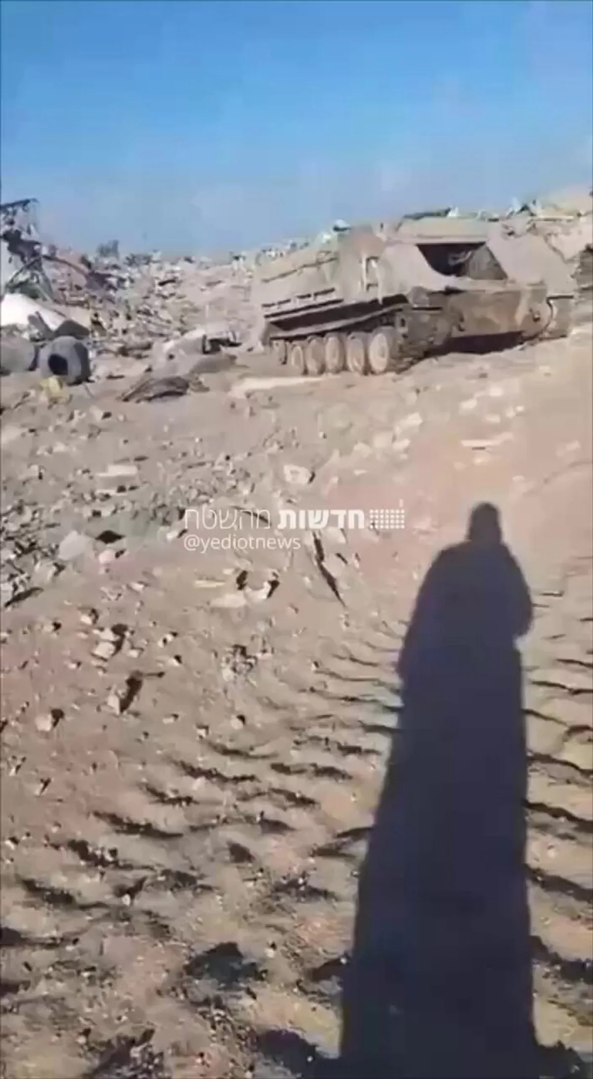 Gazze'de Siviller Bölgeye Dönüyor: İsrail Zırhlı Aracı Enkazı Görüntülendi Gazze'de Siviller Bölgeye Dönüyor: İsrail Zırhlı Aracı Enkazı Görüntülendi