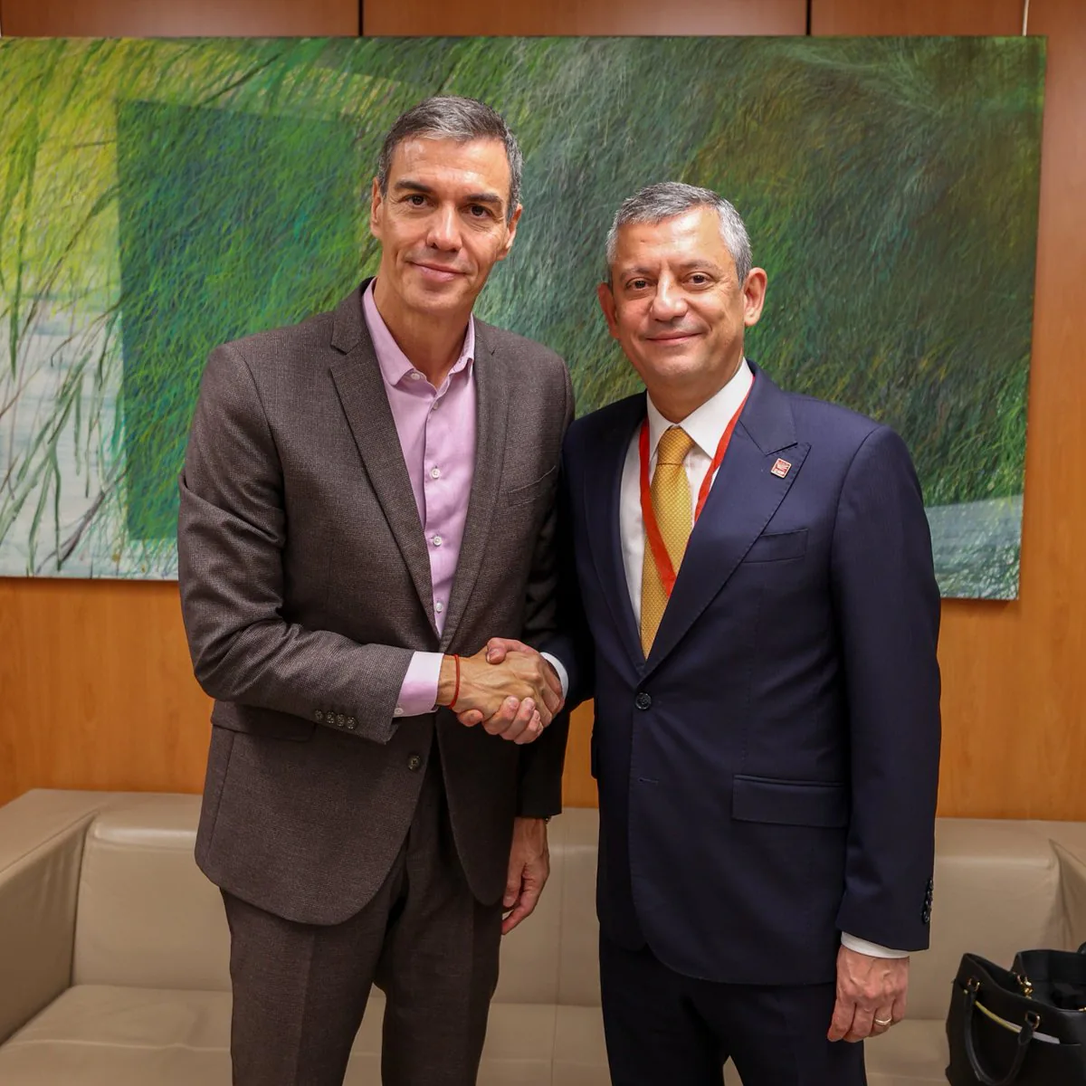 CHP Lideri Özgür Özel, İspanya Başbakanı Pedro Sanchez ile Görüştü CHP Lideri Özgür Özel, İspanya Başbakanı Pedro Sanchez ile Görüştü