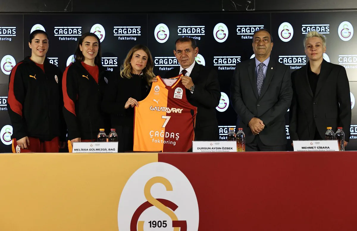 Galatasaray ve Çağdaş Faktoring'den Forma Sponsoru Anlaşması Galatasaray ve Çağdaş Faktoring'den Forma Sponsoru Anlaşması