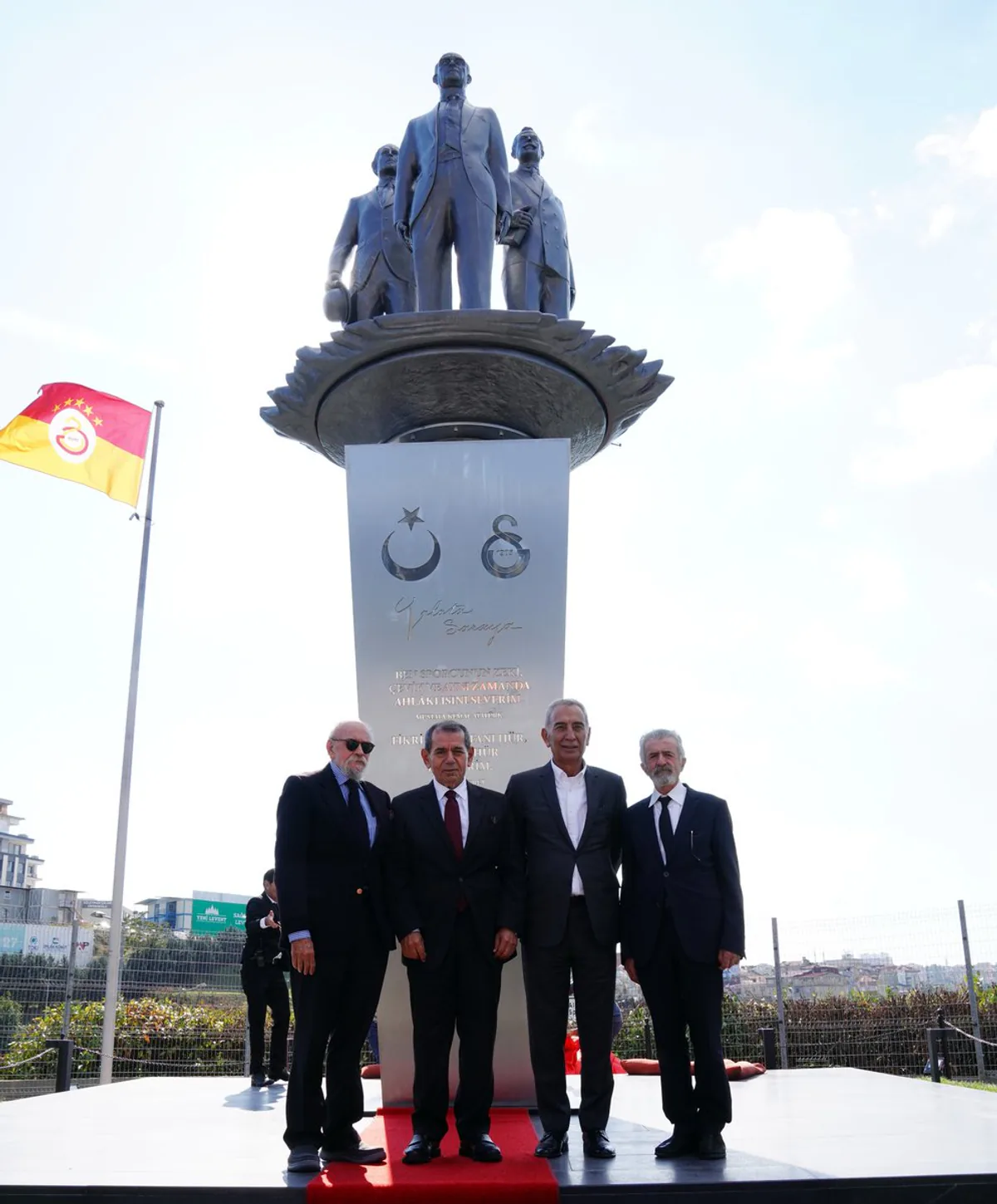 Galatasaray'da Tarihi Anıt Açılışı: Atatürk, Tevfik Fikret ve Ali Sami Yen Anıtı RAMS Park'ta Açıldı Galatasaray'da Tarihi Anıt Açılışı: Atatürk, Tevfik Fikret ve Ali Sami Yen Anıtı RAMS Park'ta Açıldı