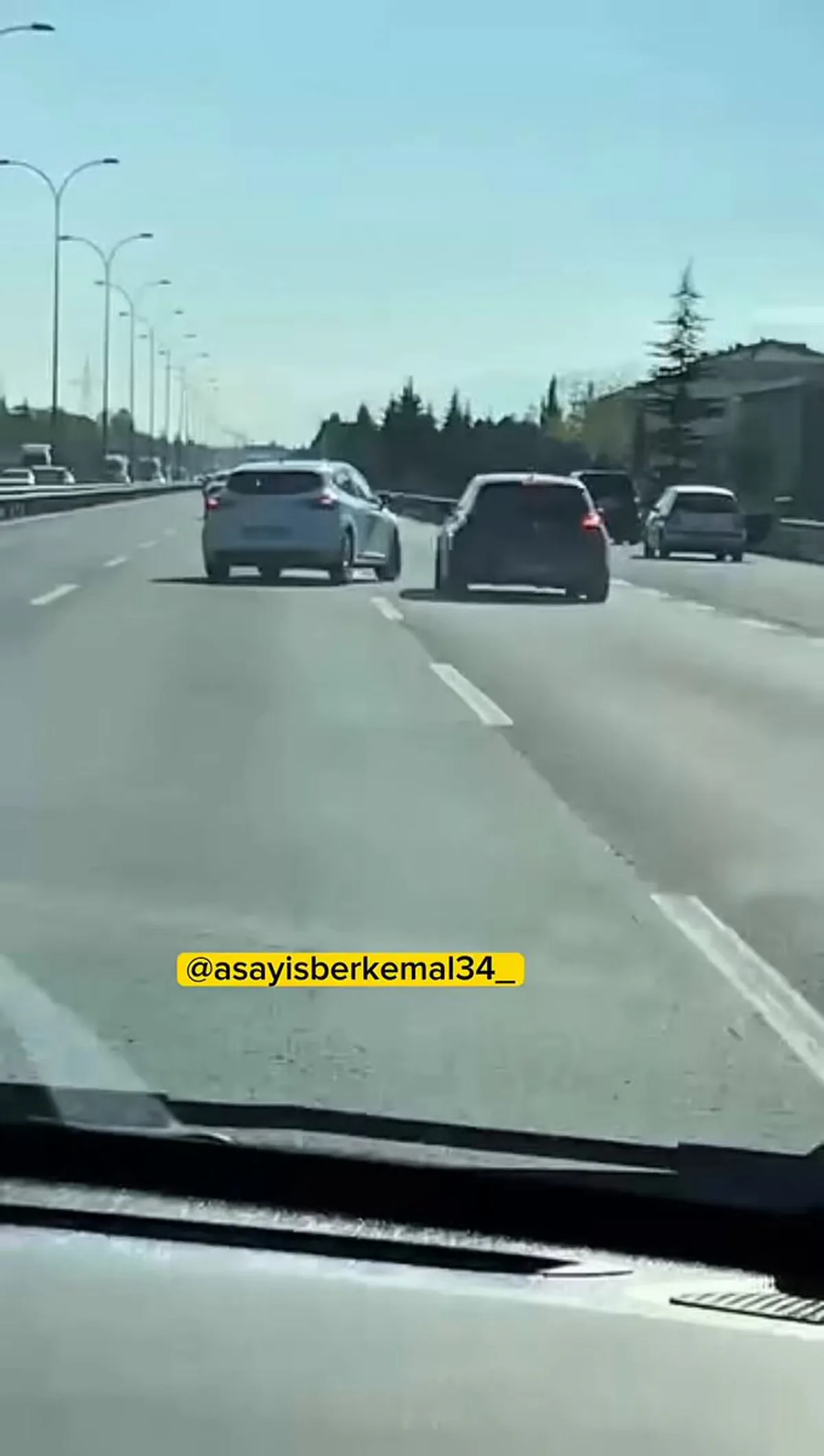 Kocaeli'de Çocuklu Aileye Yönelik Trafik Terörü: Sürücü Kasıtlı Olarak Araca Çarptı Kocaeli'de Çocuklu Aileye Yönelik Trafik Terörü: Sürücü Kasıtlı Olarak Araca Çarptı
