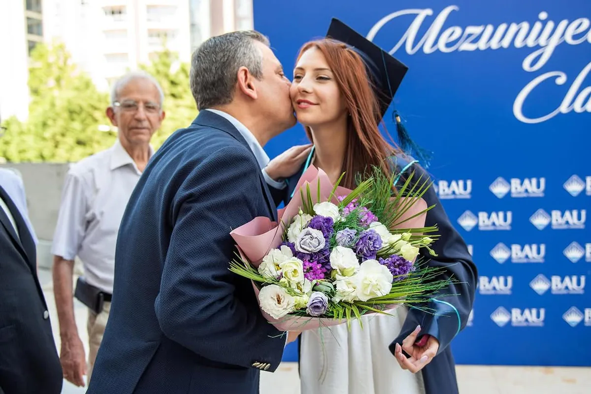 Özgür Özel: "Bu Ülke Kız Çocuklarına Güvenli Bir Gelecek Borçlu" Özgür Özel: "Bu Ülke Kız Çocuklarına Güvenli Bir Gelecek Borçlu"