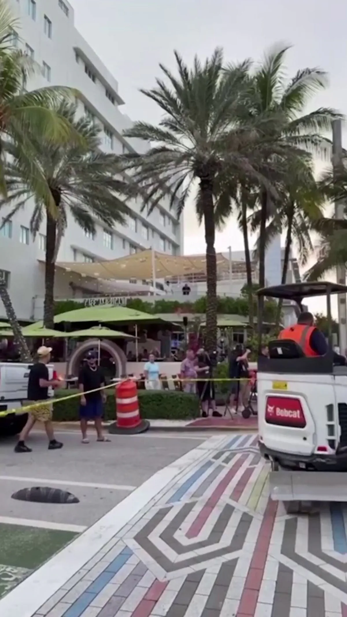 Miami Beach'teki LGBT Onur Geçidi İş Makineleriyle Yıkıldı Miami Beach'teki LGBT Onur Geçidi İş Makineleriyle Yıkıldı