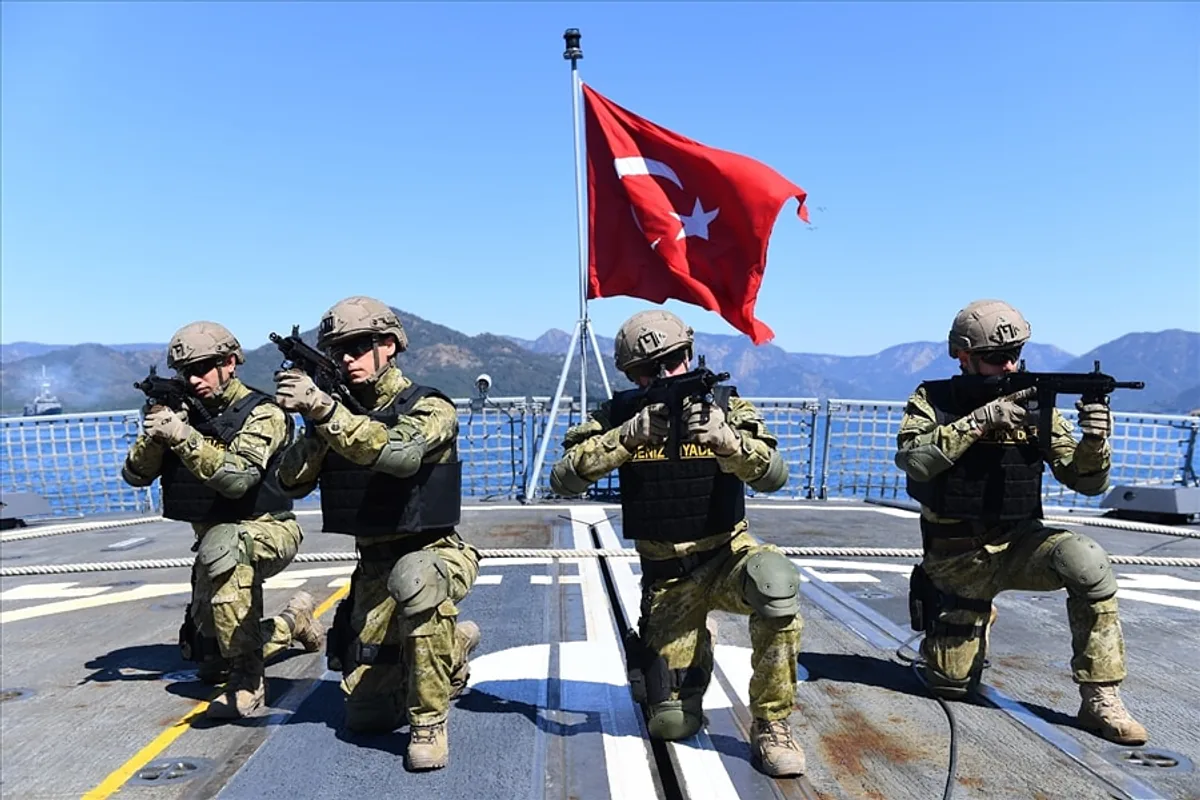 Yunan Medyası'ndan Ege İddiası: "Türkiye Kıyılara Güçlü Ordu Yığıyor" Yunan Medyası'ndan Ege İddiası: "Türkiye Kıyılara Güçlü Ordu Yığıyor"