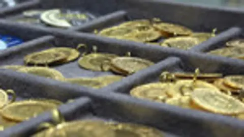 Gram altın 3.890 TL seviyesine geri çekildi; çeyrek altın 6.550 TL'den işlem görüyor
