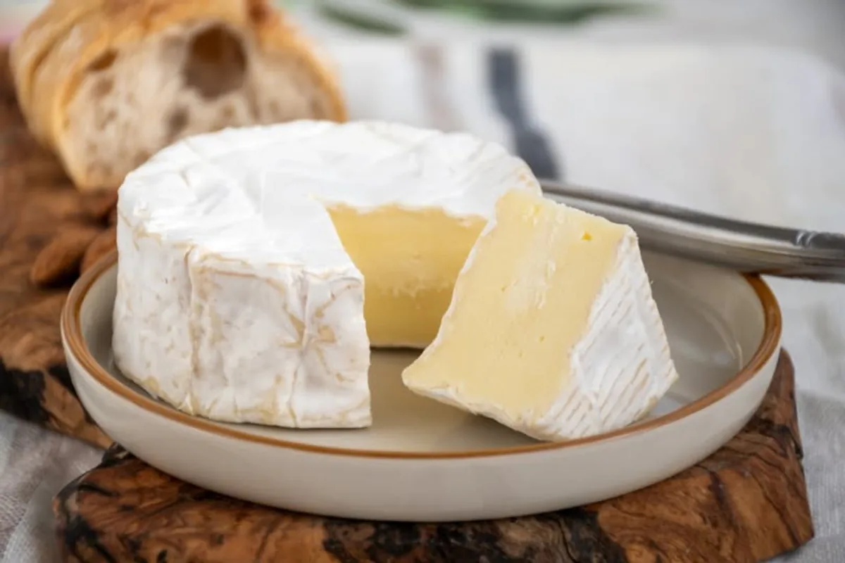 Brie Peyniri: Fransız Mutfağının İncisi ve Tüketim Önerileri Brie Peyniri: Fransız Mutfağının İncisi ve Tüketim Önerileri