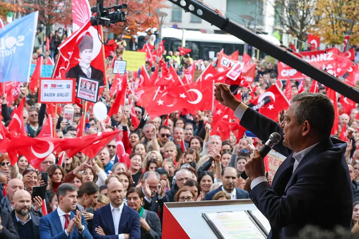 Özgür Özel Brüksel'de Tarihi Mitinge Katıldı: "Korku İktidarını Göndereceğiz" Özgür Özel Brüksel'de Tarihi Mitinge Katıldı: "Korku İktidarını Göndereceğiz"