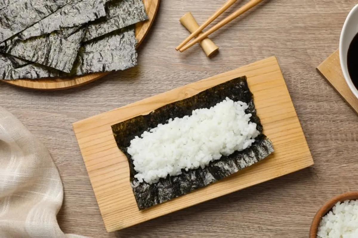 Nori Nedir ve Mutfakta Nasıl Kullanılır? Uzak Doğu Lezzetlerinin Sırrı Nori Nedir ve Mutfakta Nasıl Kullanılır? Uzak Doğu Lezzetlerinin Sırrı