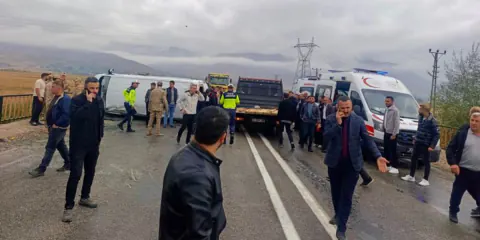Yüksekova'da öğrenci servisi devrildi: Yaralılar hastaneye kaldırıldı