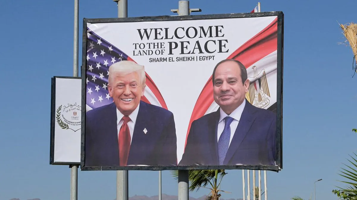 Mısır'da Sokaklar Trump Posterleriyle Donatıldı, "Barış Diyarına Hoş Geldiniz" Mesajı Verildi Mısır'da Sokaklar Trump Posterleriyle Donatıldı, "Barış Diyarına Hoş Geldiniz" Mesajı Verildi