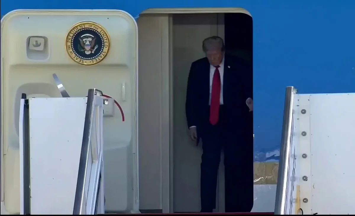 ABD Başkanı Trump, Tel Aviv'deki Ziyaretinde Yumruğunu Havaya Kaldırdı ABD Başkanı Trump, Tel Aviv'deki Ziyaretinde Yumruğunu Havaya Kaldırdı
