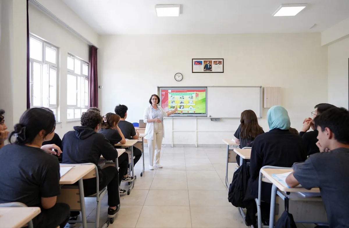Okul Kıyafeti Uygulaması Öğretmen ve Veliler Tarafından Olumlu Karşılandı Okul Kıyafeti Uygulaması Öğretmen ve Veliler Tarafından Olumlu Karşılandı