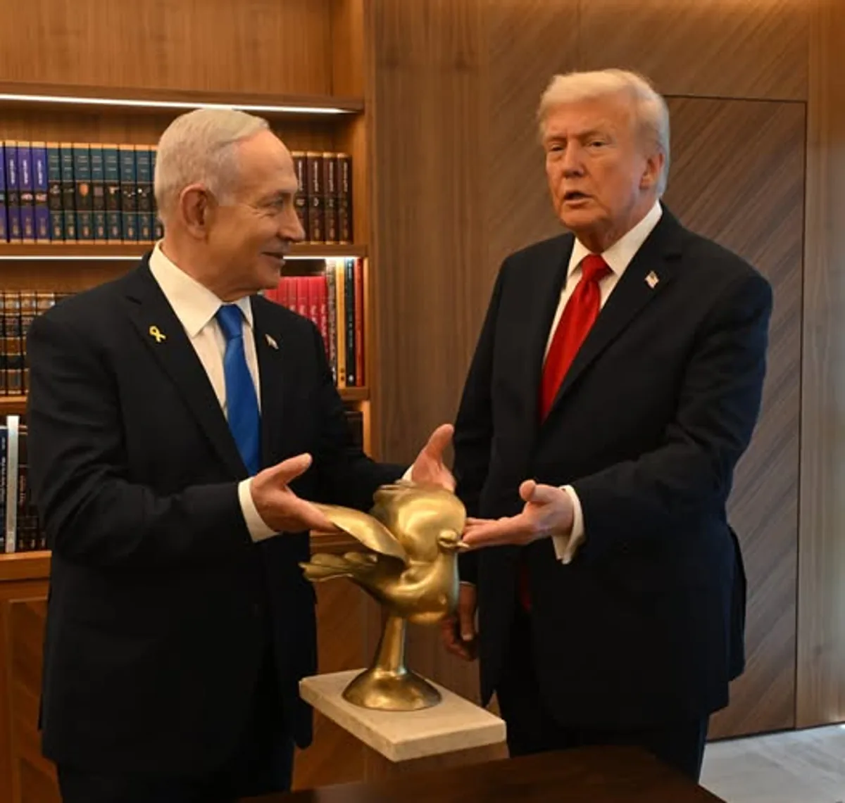 İsrail Başbakanı Netanyahu'dan ABD Başkanı Trump'a Altın Güvercin Hediyesi İsrail Başbakanı Netanyahu'dan ABD Başkanı Trump'a Altın Güvercin Hediyesi