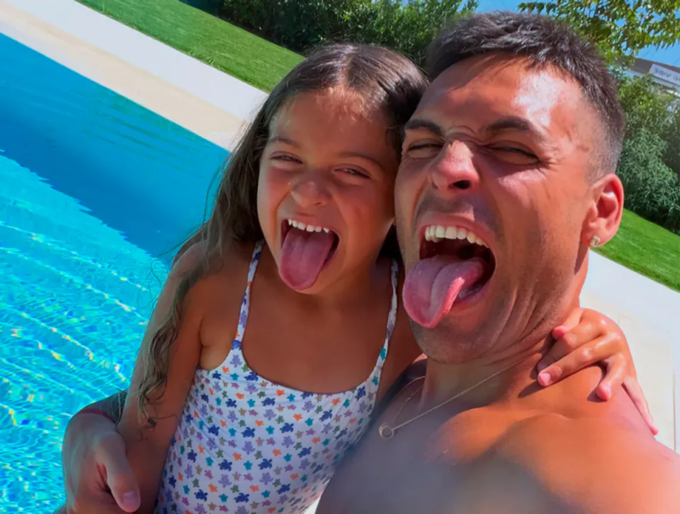 Lautaro Martínez'den Tatil Pozu: Arjantinli Yıldız Ailesiyle Tatilini Paylaştı görseli