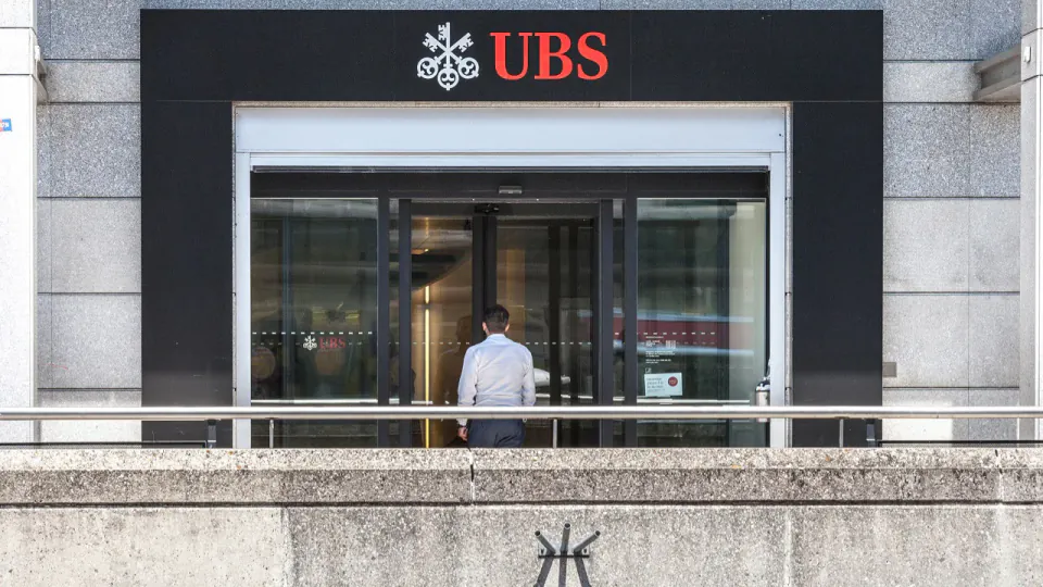 UBS CEO'su Sergio Ermotti'den Credit Suisse ve 3 Milyar Dolarlık Geri Alım Açıklaması görseli