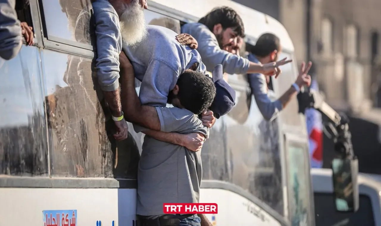 Filistinli Esirler Serbest Bırakıldı: Duygusal Buluşma Anları Filistinli Esirler Serbest Bırakıldı: Duygusal Buluşma Anları