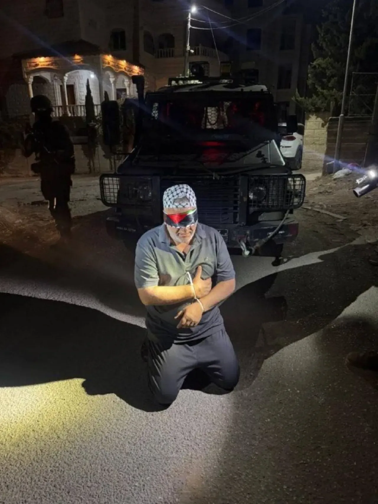 İsrail Ordusu Kudüs'ün Anata Kasabasında Filistinli Bir Kişiyi Gözaltına Aldı İsrail Ordusu Kudüs'ün Anata Kasabasında Filistinli Bir Kişiyi Gözaltına Aldı