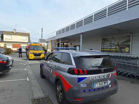 Saint-Malo'da Lidl Parkında Cam Parçasıyla Saldırı: Bir Yaralı, Saldırgan Aranıyor