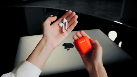 Apple'ın Yeni Hamlesi: iOS 27 Beta Kodlarında 'AirPods Ultra' İpucu