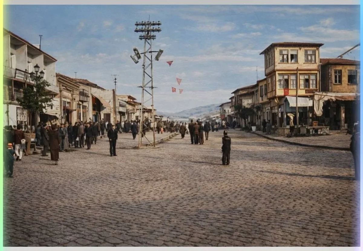 Siirt'in 1960'lı Yıllarına Yolculuk: Aydınlar Caddesi'nin Unutulmaz Detayları Siirt'in 1960'lı Yıllarına Yolculuk: Aydınlar Caddesi'nin Unutulmaz Detayları