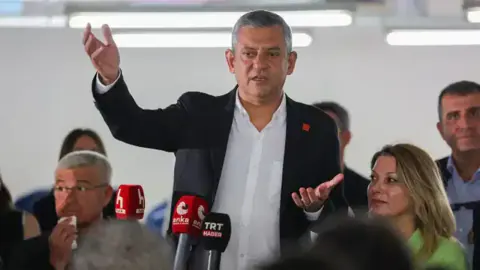 Özgür Özel'den İktidar Sözü: 'O Bankın Üstüne Bir Daha Çıkacağım'