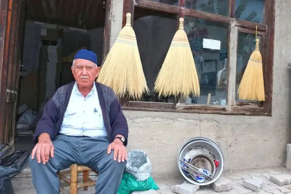 Çorum'da 86 yaşındaki ceviz tüccarı İsmail Atalay evinde ölü bulundu görseli