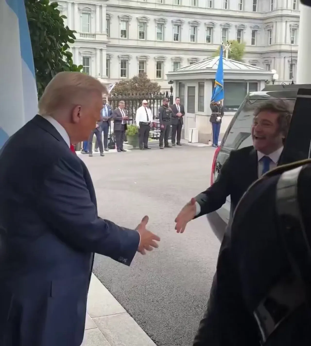 Trump ve Milei Beyaz Saray'da Bir Araya Geldi Trump ve Milei Beyaz Saray'da Bir Araya Geldi