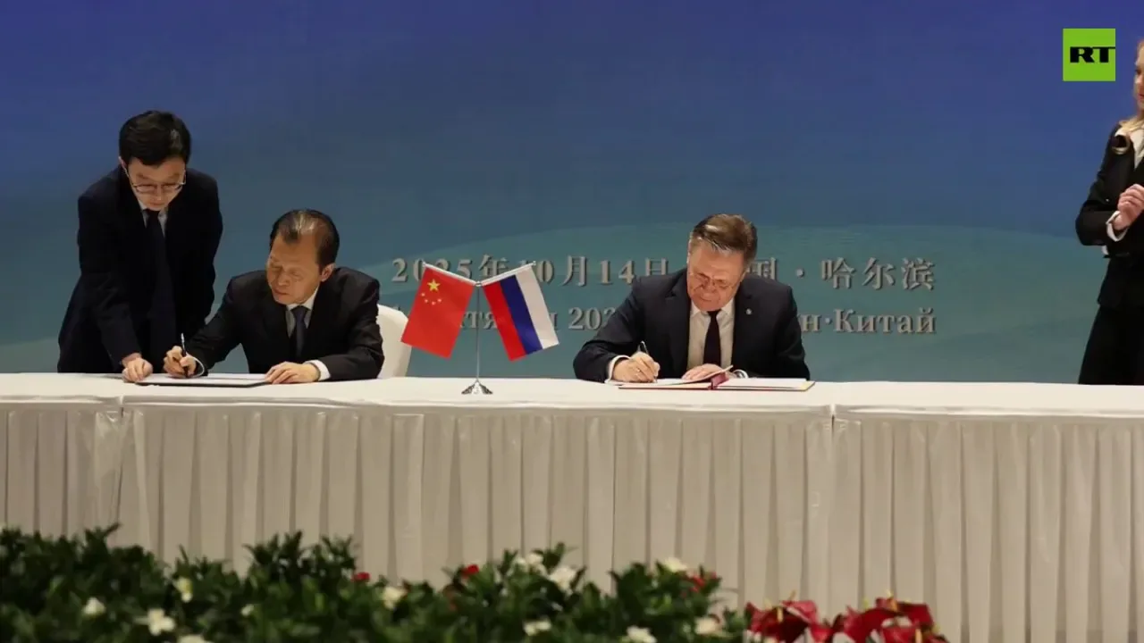 Rusya ve Çin, Kuzey Denizi Rotası'nda Stratejik İş Birliği Anlaşması İmzaladı Rusya ve Çin, Kuzey Denizi Rotası'nda Stratejik İş Birliği Anlaşması İmzaladı